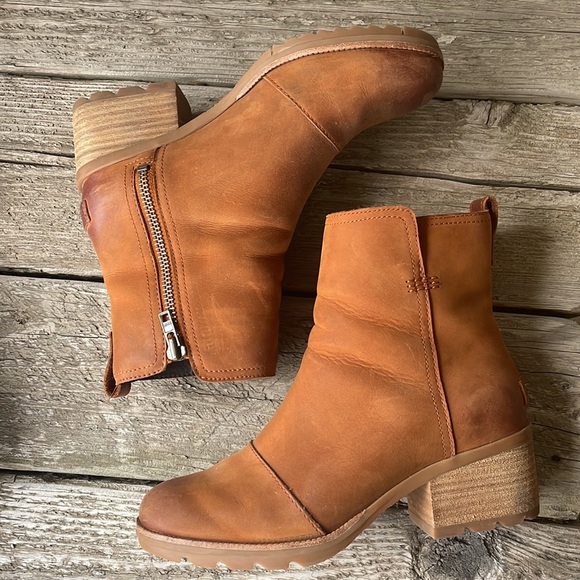 Sorel Weather Resistant Boots - Picture 2 of 8